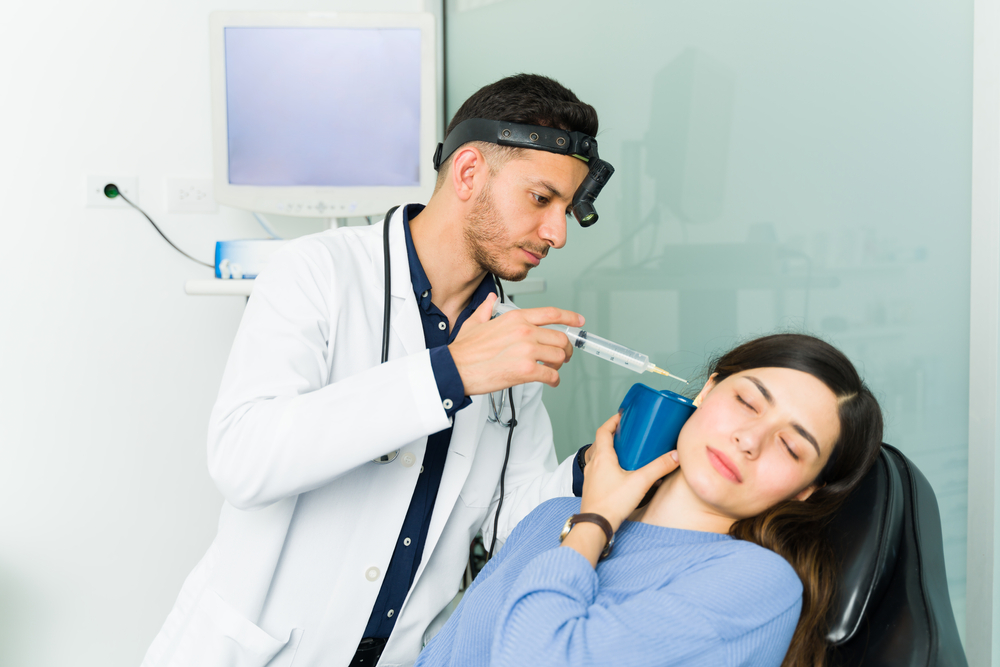 Ear wax removal: symptoms, treatment and benefits